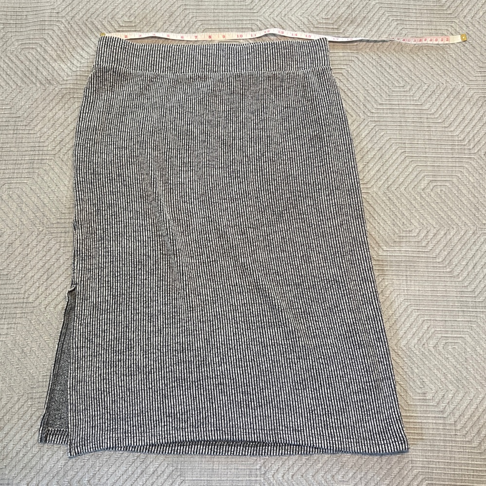 Time and Tru comfortable ribbed heather gray mid-length fitted skirt - Large